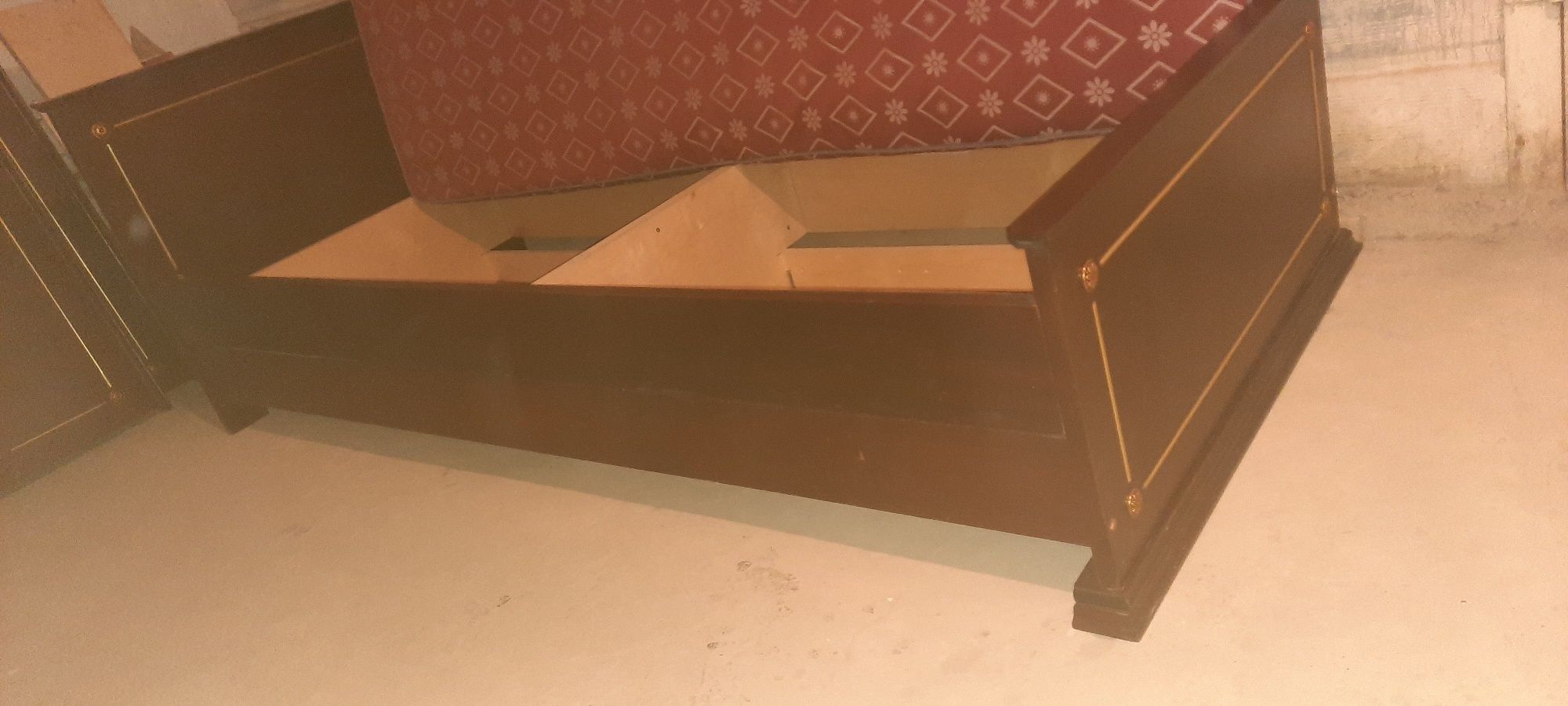 Продаётся одинарный спальний кровать 2 штуки