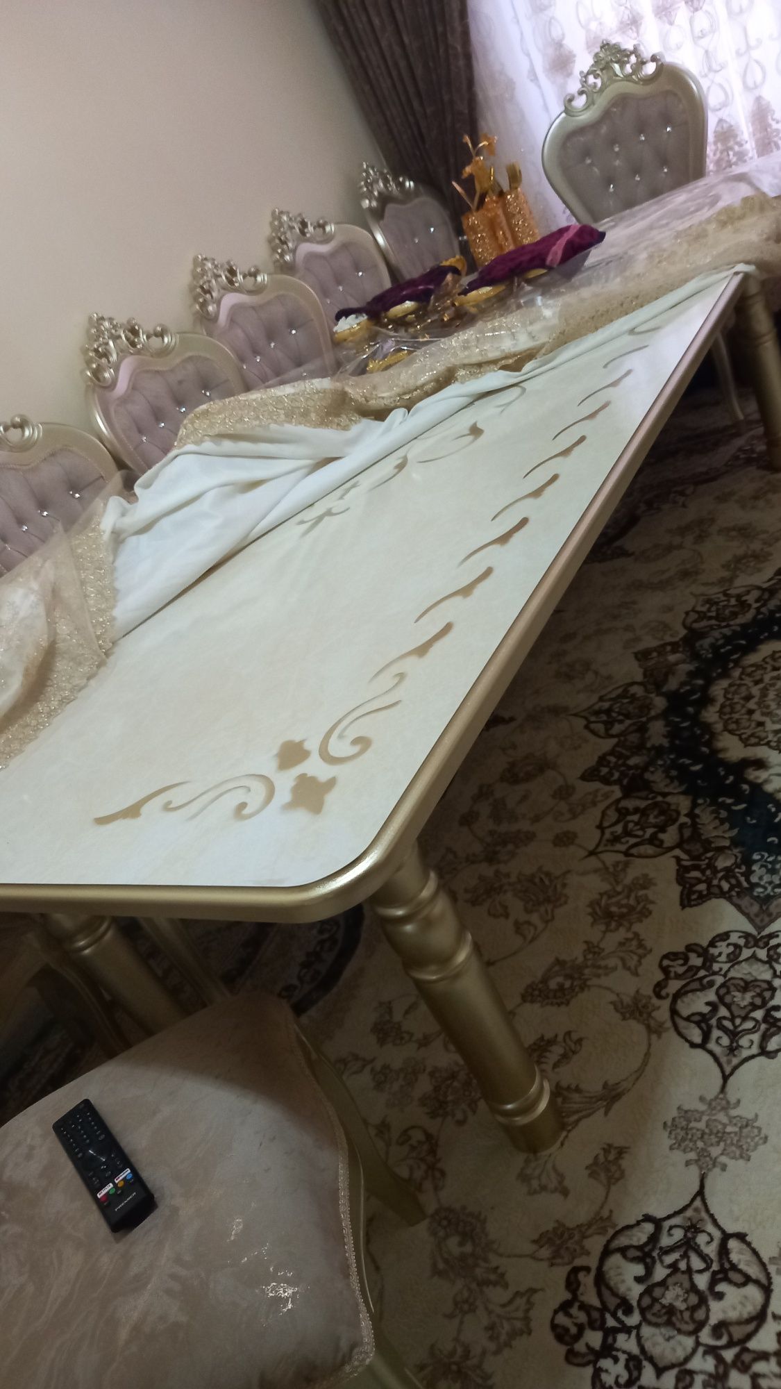 Стол 12 та стули билан сотилади