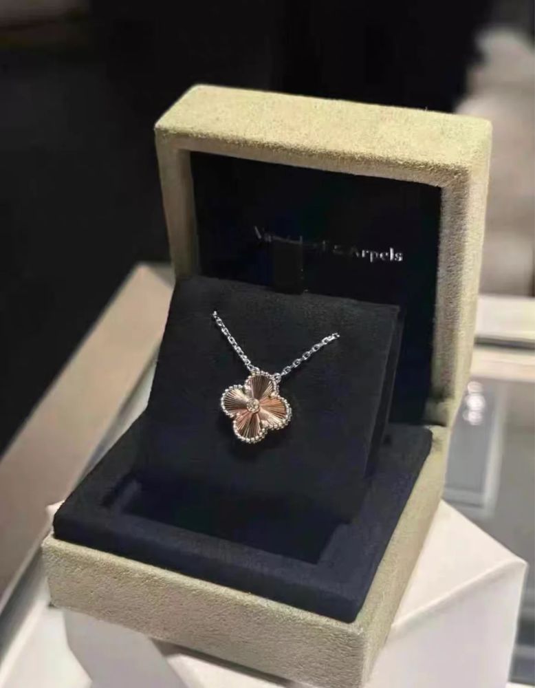 Van Cleef & Arpels holiday pendant 750/18K