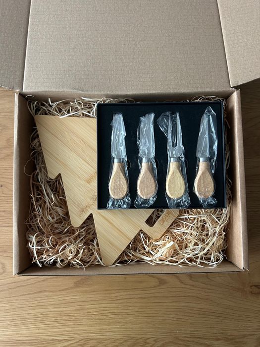 Set cadou craciun cu ustensile pentru branzeturi si platou brad