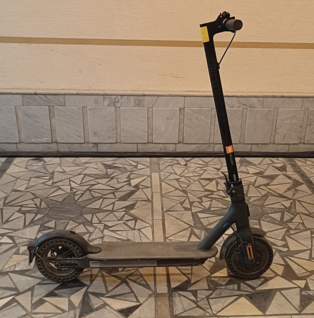 Срочно продаю самокат mi electric scooter 3