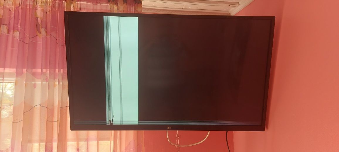 Vând tv smart LG 108 cm cu display spart pt piese.