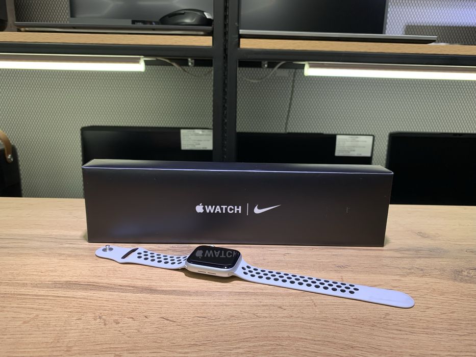 Apple Watch Nike SE 44 mm, Silver, заблокированы, 10853/А10