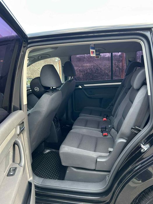 Vând Volkswagen Touran