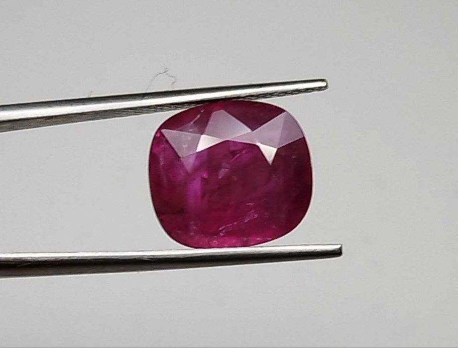 Пурпурно червен естествен рубин с рядка големина 4.26кт! Сертифициран!