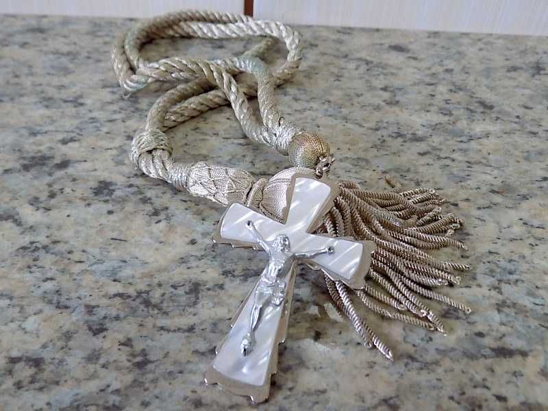 Crucifix vintage cu snur . obiect de colectie