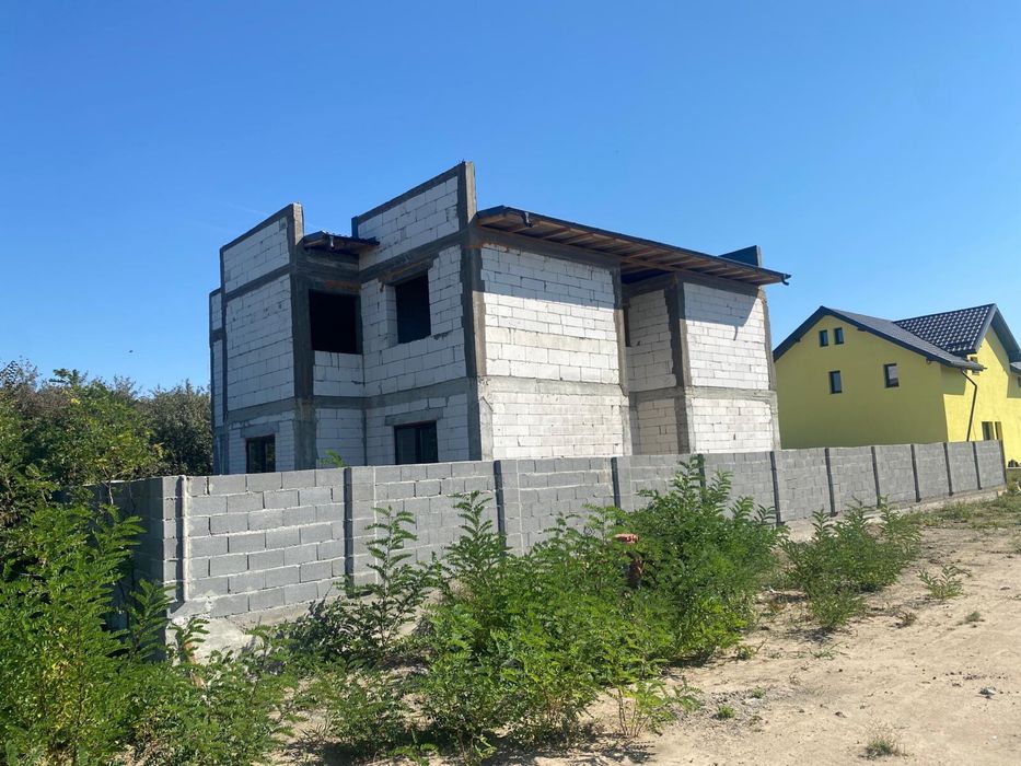 Casa la rosu preajba smart