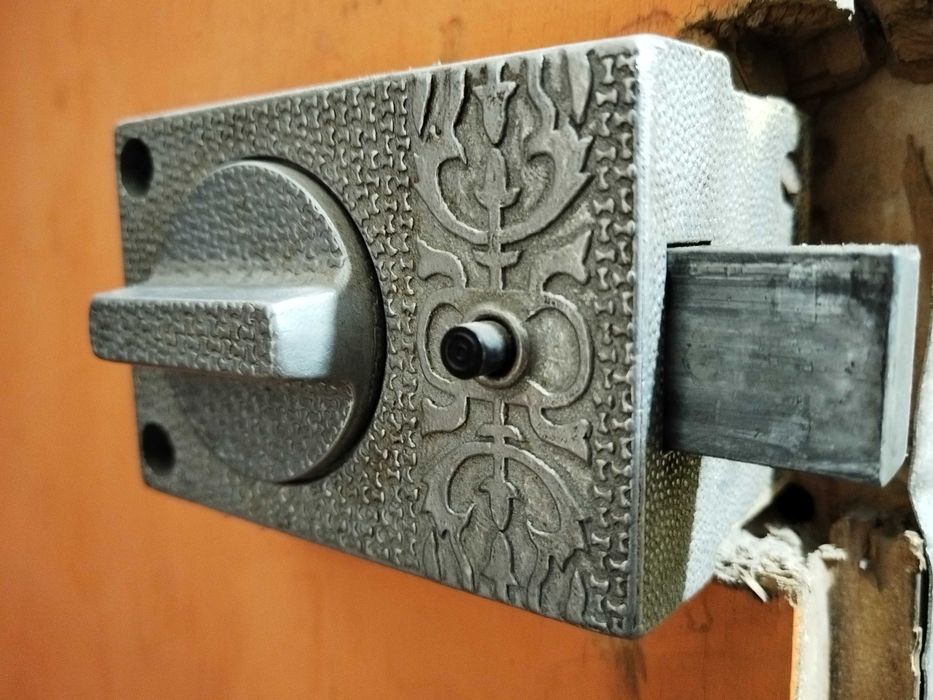 Допълнителна брава за врата езикова външна Брава за външен монтаж