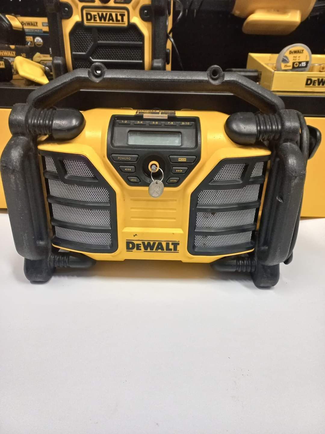 Акумулаторно радио Dewalt DCR017