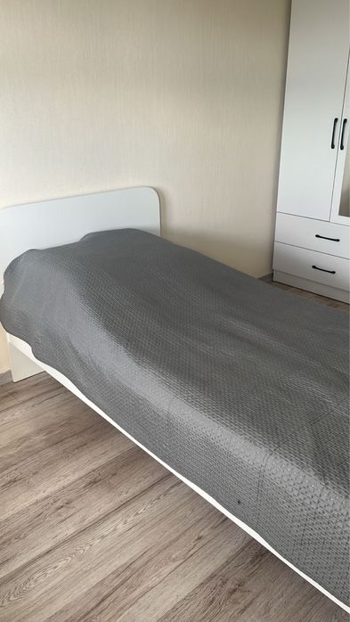 Продам кравам 90*200 с матрасом состояние новое