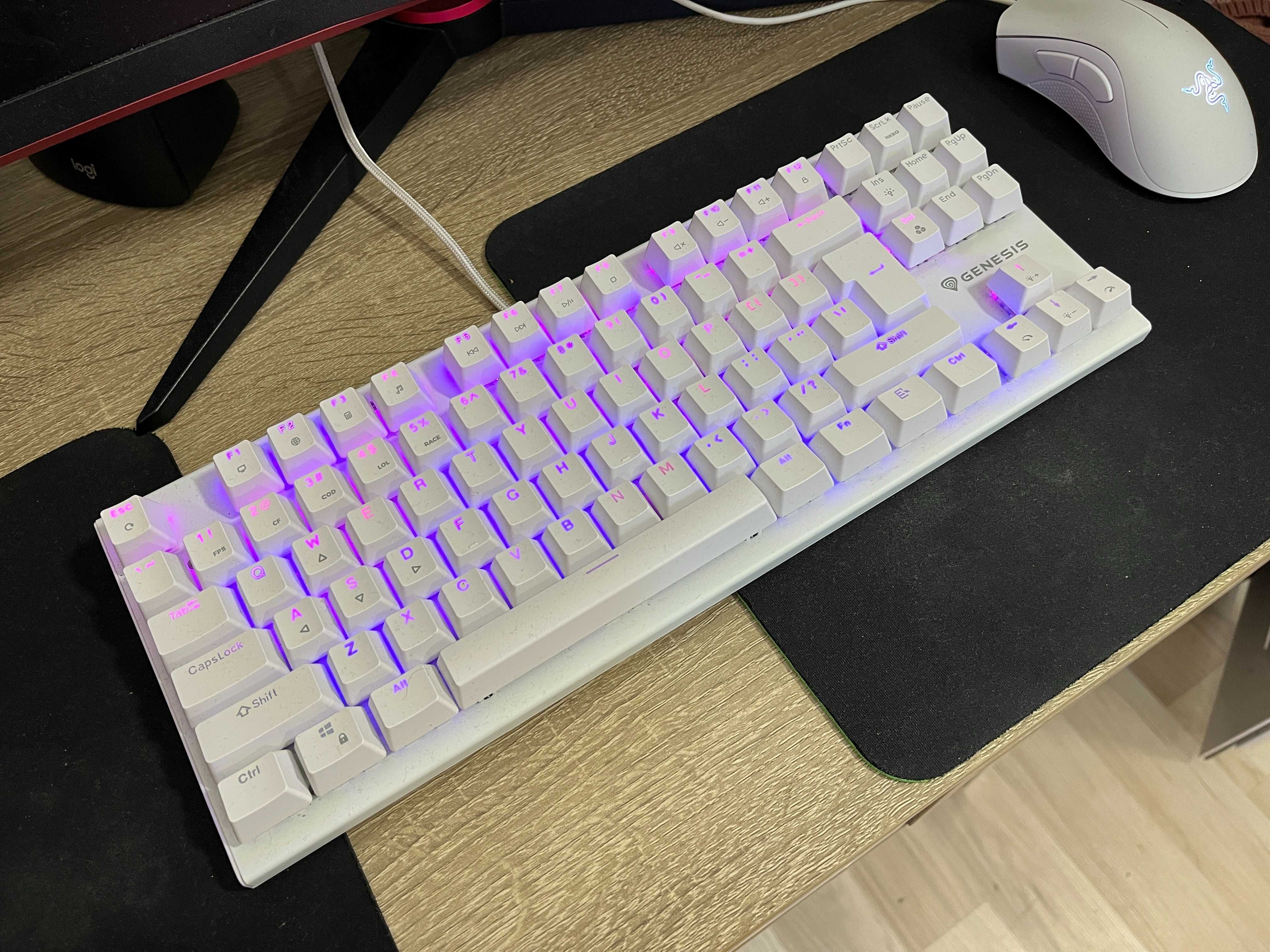 Продавам механична клавиатура Genesis Thor 303 TKL