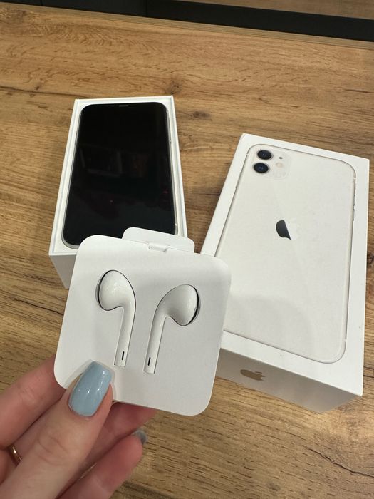 iPhone 11 + слушалки и 9 кейса
