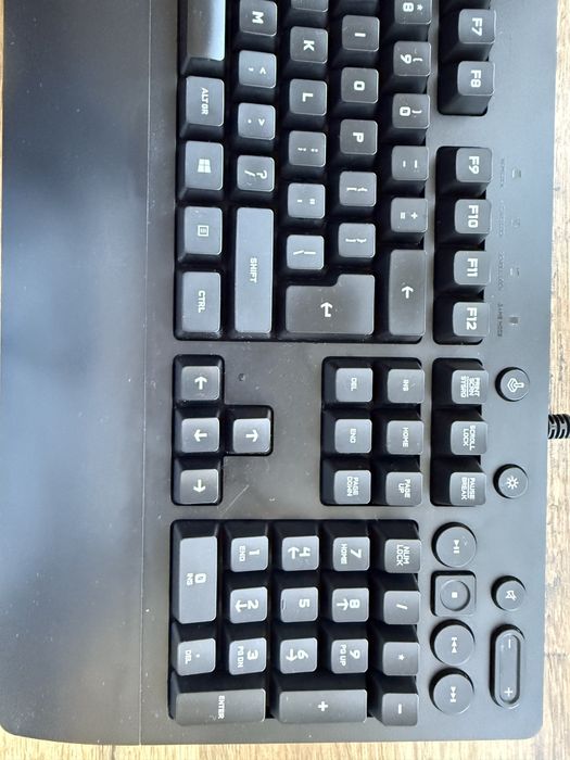 Геймърска клавиатура Logitech g213 rgb