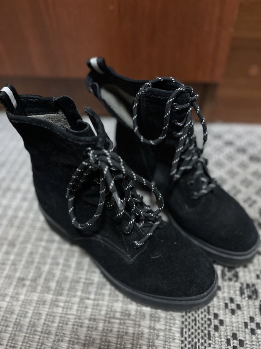 Продам женские ботинки