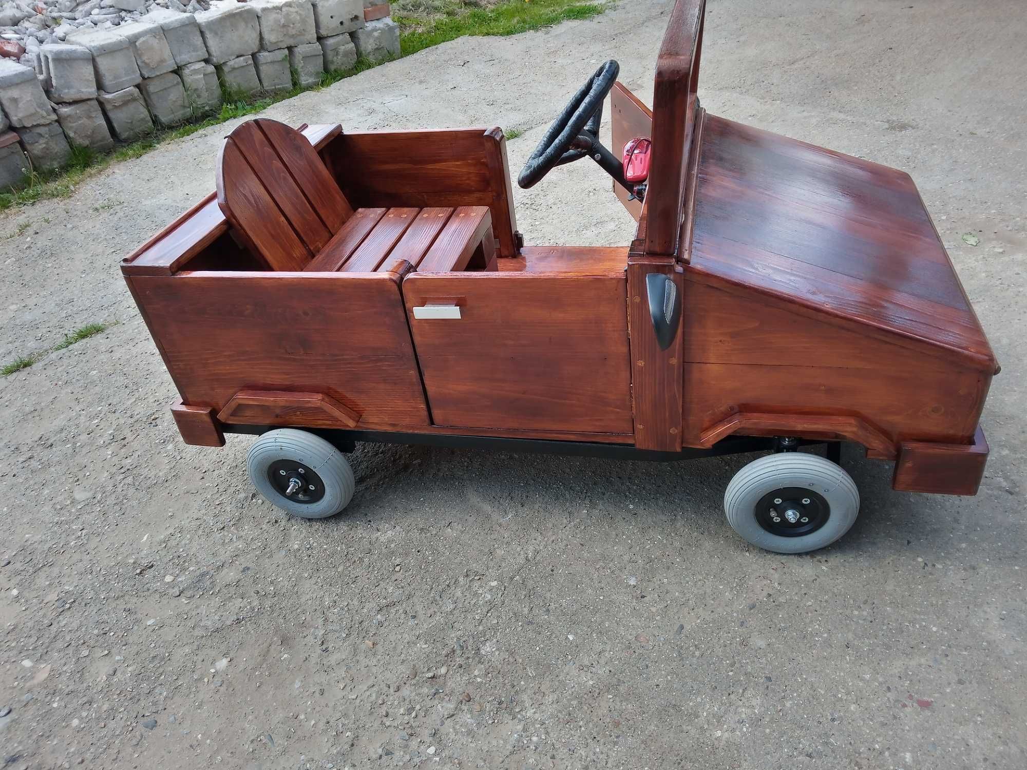Mașinuță cu pedale,funcțională,din lemn