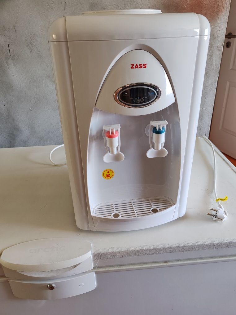 Dozator apă caldă și rece