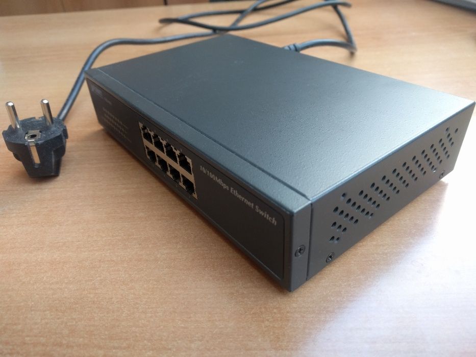 vand ieftin switch PLANET 8 porturi