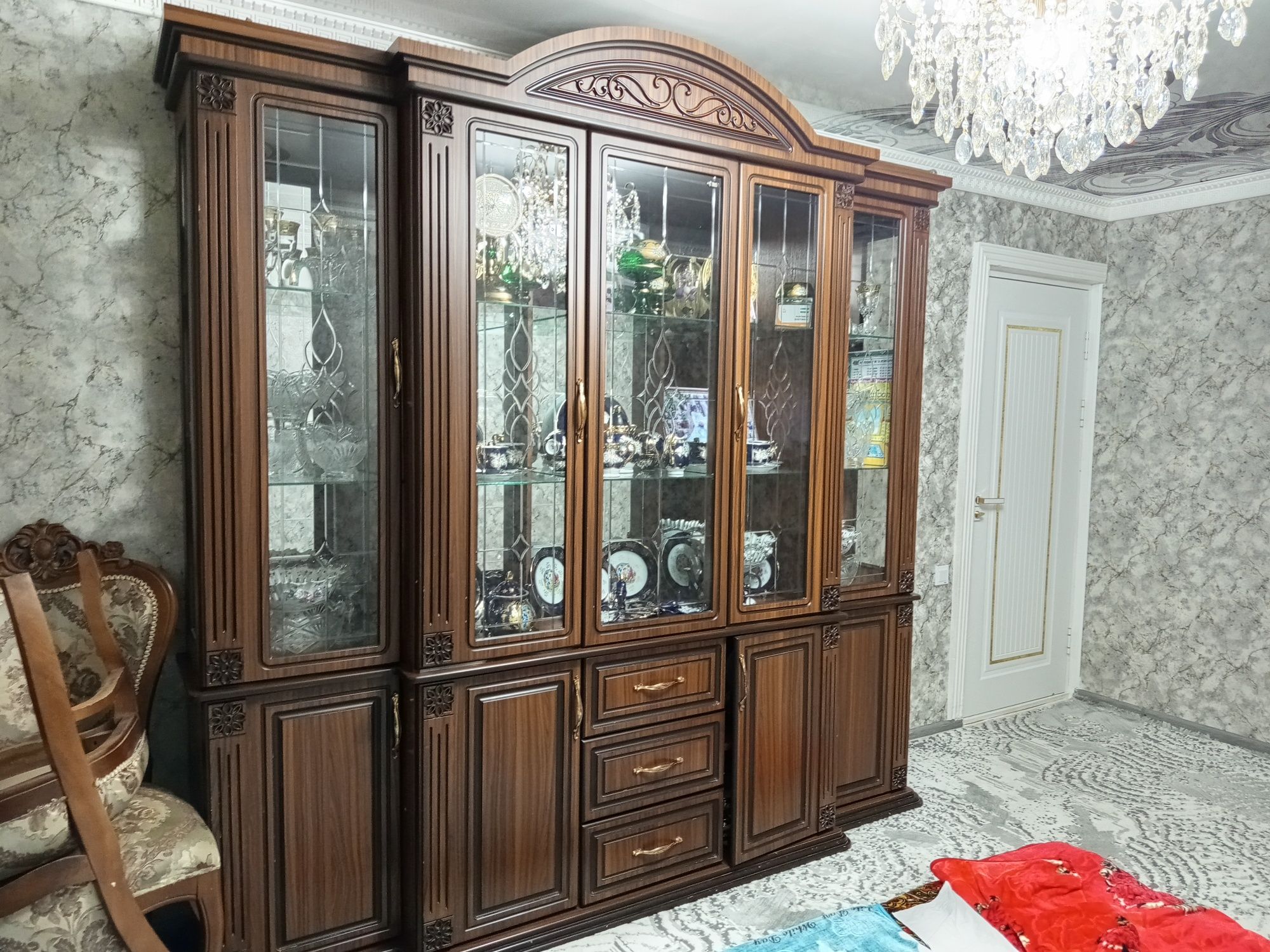 Стенка сотилади. Холати зур, мустахкам ишланган. Уйда Кам жой олади.