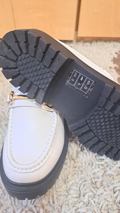 Pantofi crem din piele ecologică, marime 35, nepurtati.
