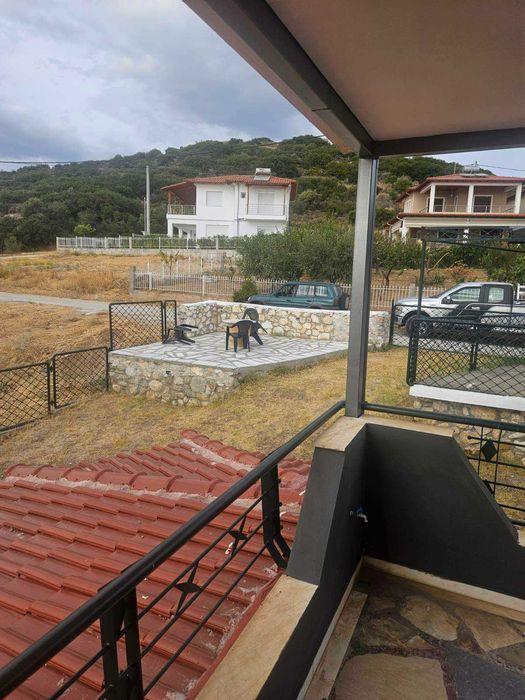 Триетажна къща в Кариани