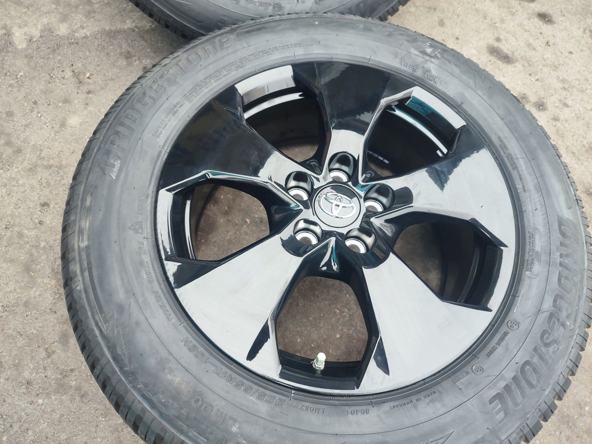 17" оригинални алуминиеви джанти с гуми за Toyota RAV4.