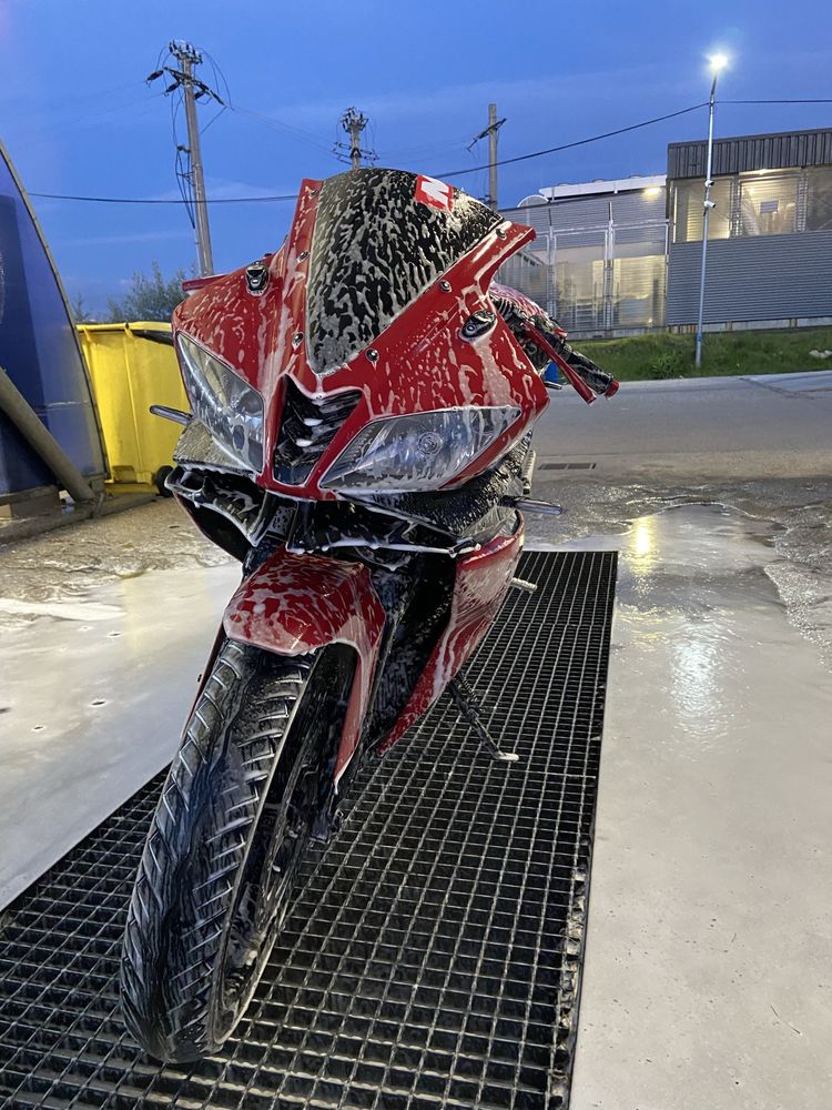 Vand  yamaha yzf r125 modificat sau schimb