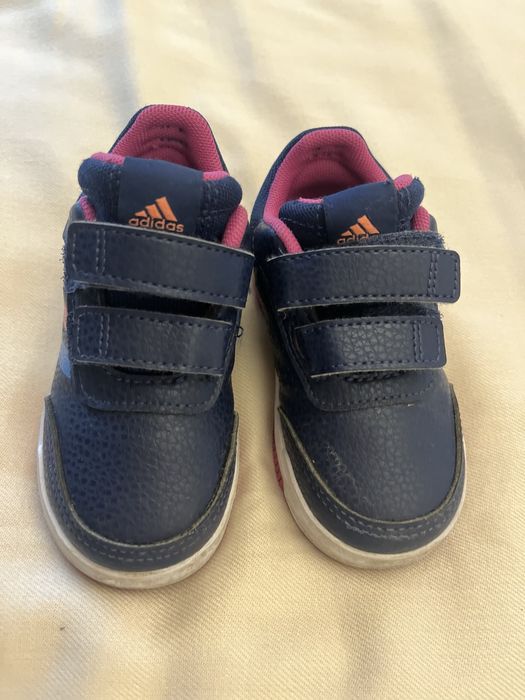 Обувки Adidas за момиче, размер 23.