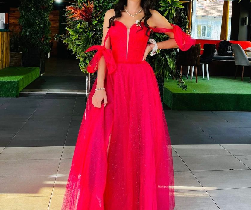 Продавам елегантна официална рокля в цвят фуксия