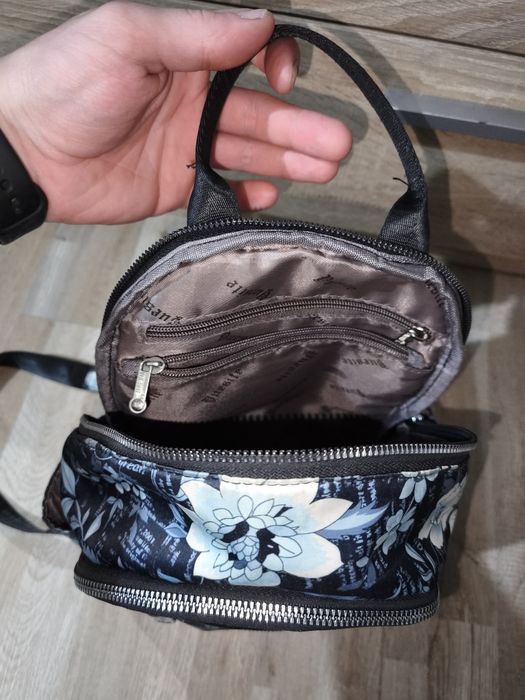 Дамска черна раница