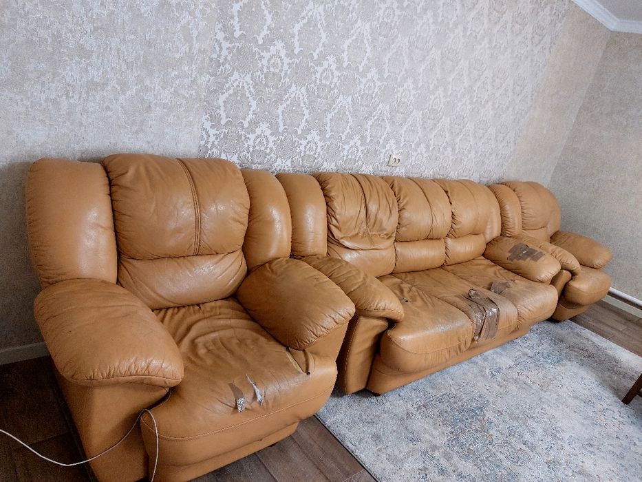 Диван кожаный, раскладной + 2 кресла