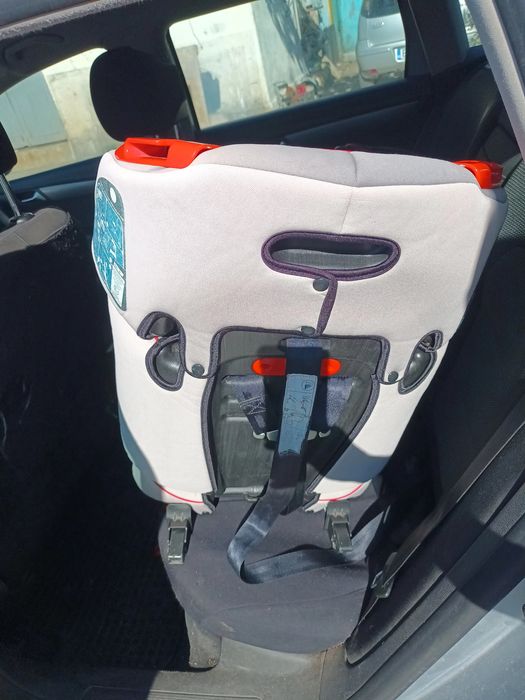 Scaun auto cu sistem isofix