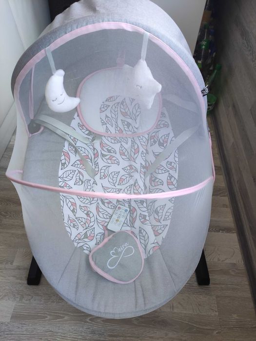 Продавам в добро състояние електрическа люлка Moni Meira