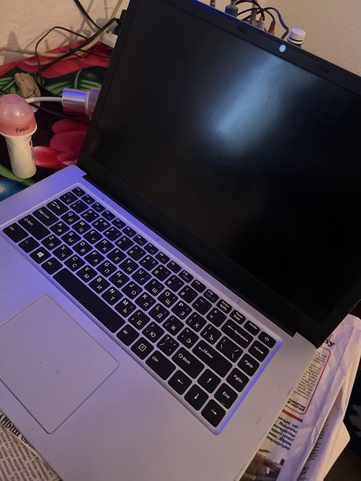 Ноутбук интел б/у почти новый память 8 гб+ 32 гб флешка