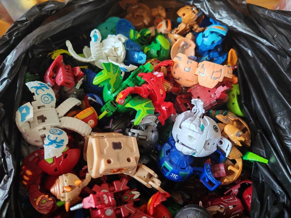 Продавам много бакугани bakugan