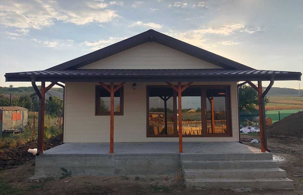 Casa modulara, garaje auto si containere stil birou din panou sandwich