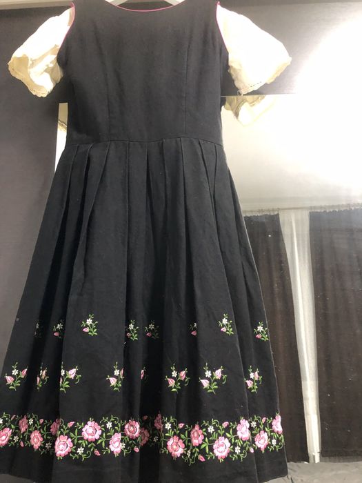 Vand costum vechi pentru fetite de peste 50 de ani