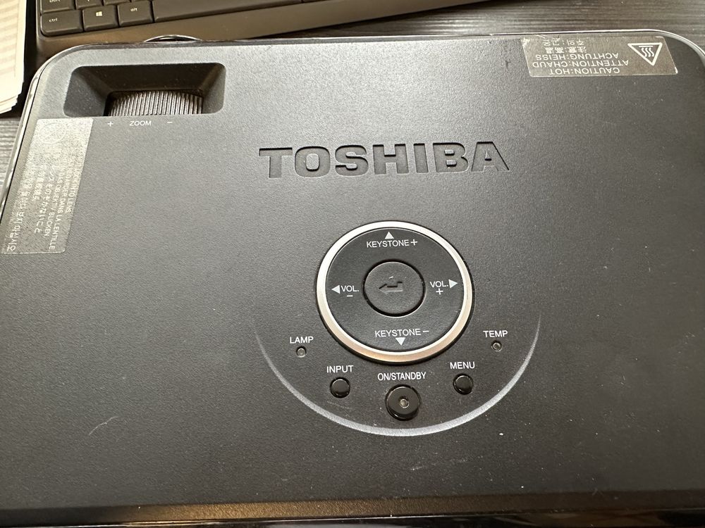 Vând videoproiector TOSHIBA TDP SP1