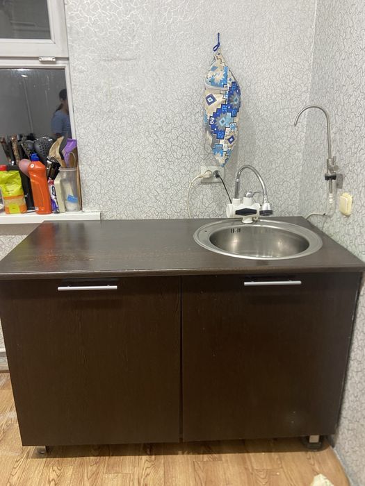 Гарнитур кухня хорошом состоения все работает кран все работает