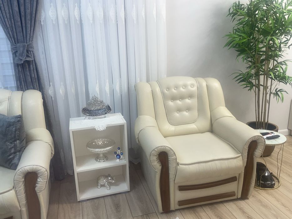 Vând Set canapele din piele de culoare alb/ crem extensibila