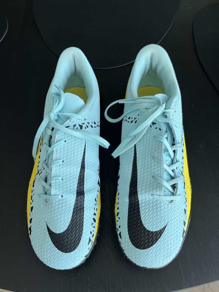 Футболни обувки ” NIKE”