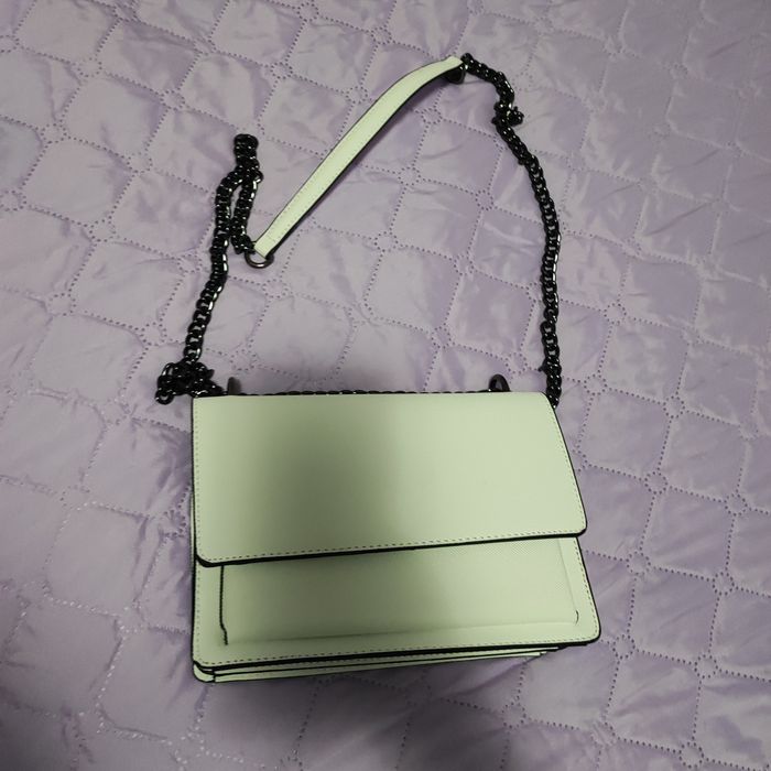 Елегантна дамска чанта с верижна дръжка