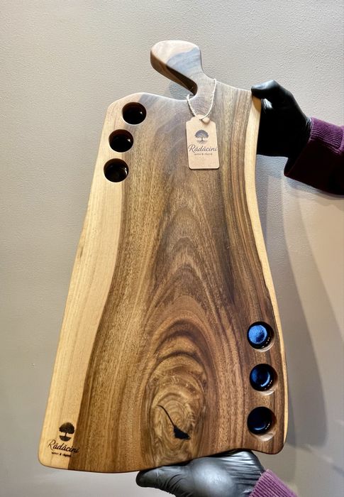 Realizez platouri din lemn masiv+rășină