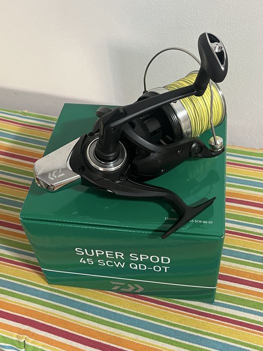 Daiwa Emblem super SPOD 45 SCW și Lansetă TAZURA X-Spod