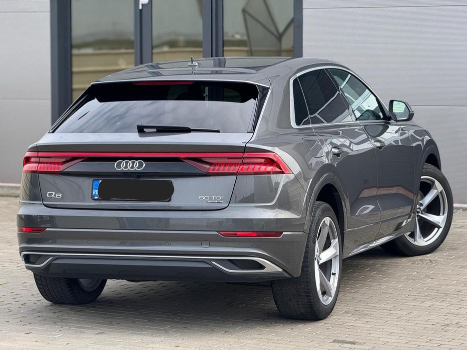 Vând  Audi Q8 5.0