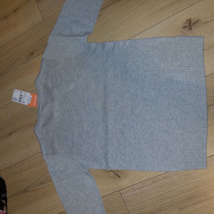 Pulover nou cu etichetă