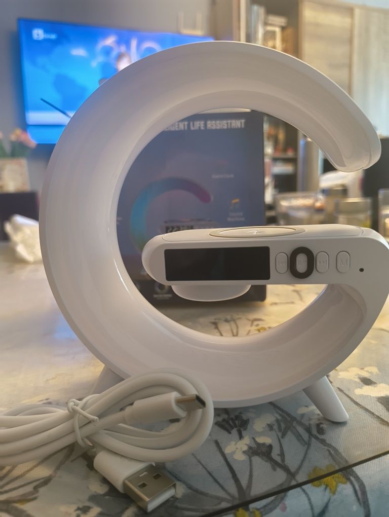 Безжично зарядно с RGB часовник ,будилник с вградена Bluetooth колонка