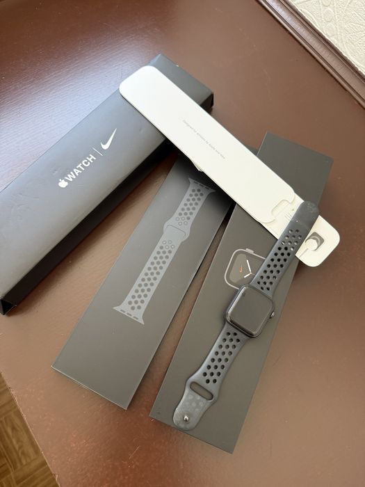 Смарт-часы Apple Watch SE