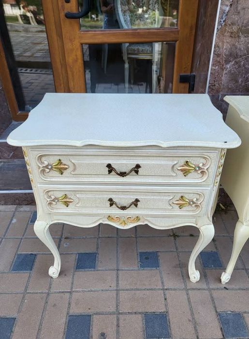 Красиви дървени винтидж шкафчета