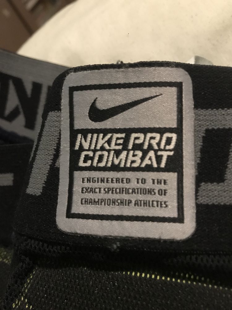 Pantaloni Nike Pro Combat.