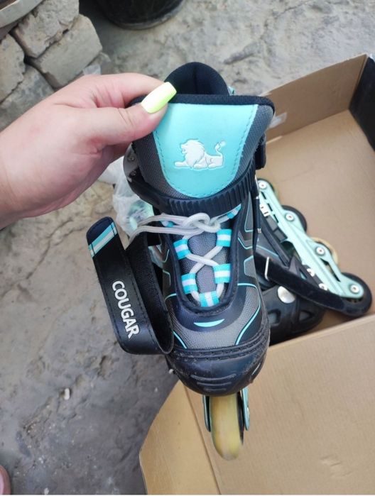 Продаются ролики и можно мальчику либо девочке от 30 размера до 33 раз